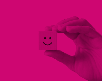 Kobieca dłoń trzymająca kostkę